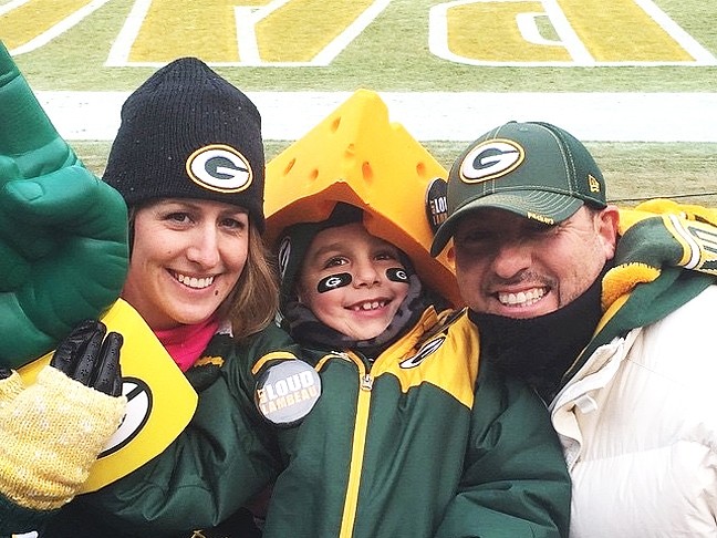 Packers, Bears fans watch game together at Green Bay bar and grill